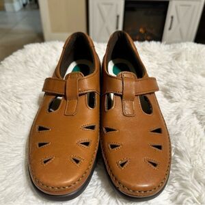 SAS Women's Roamer easy strap walking shoe. Camel Brown Leather Flats